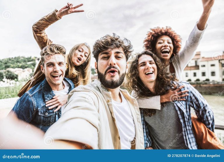 Qué es "Vuela a la Vida" de la Profeco y cómo funciona 46 grupo de personas celebrando y conectando