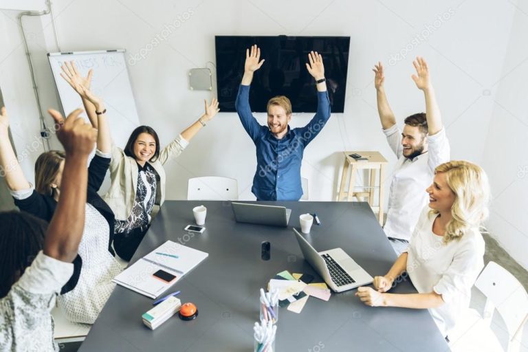 Cómo Puedo Integrarme en un Grupo Ya Formado de Manera Efectiva 36 grupo de personas colaborando y sonriendo