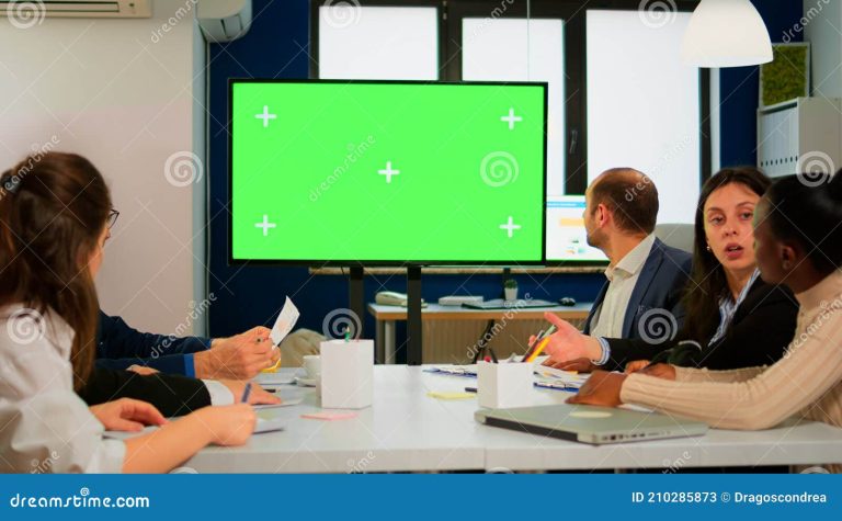 Qué es un foro de TV por cable y cómo participar en él 6 grupo de personas discutiendo frente a pantallas