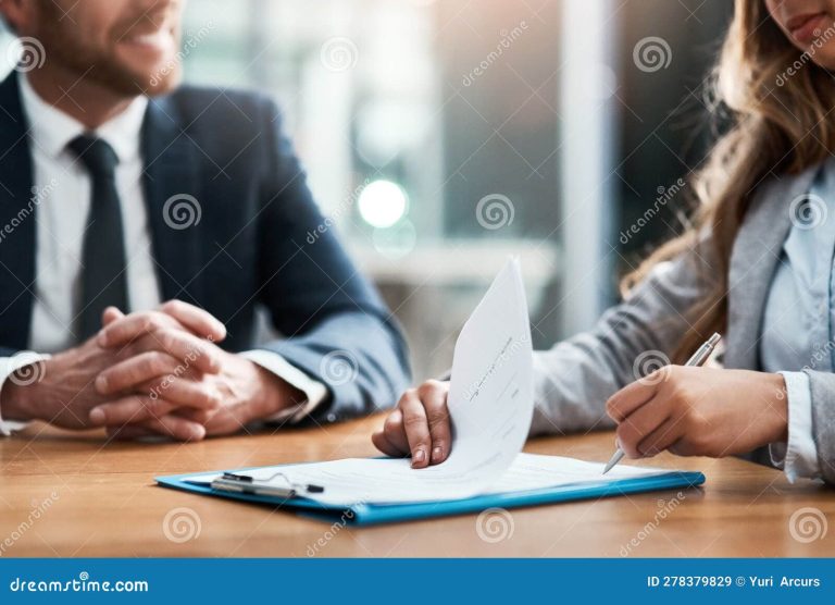 Qué es la constitución de sociedades por acciones simplificadas (SAS) 38 grupo de personas firmando documentos legales