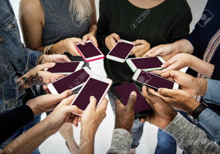 Cómo funcionan los planes con equipo en telefonÃa móvil 19 grupo de personas usando telefonos moviles
