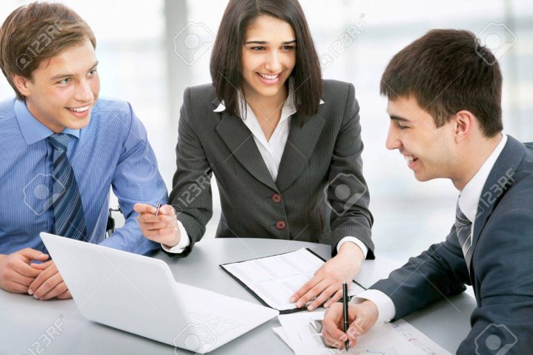 Qué diferencias hay entre el factoraje con recurso y sin recurso 40 grupos de personas discutiendo finanzas