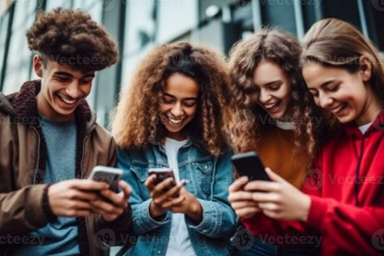 grupos de personas usando smartphones juntos