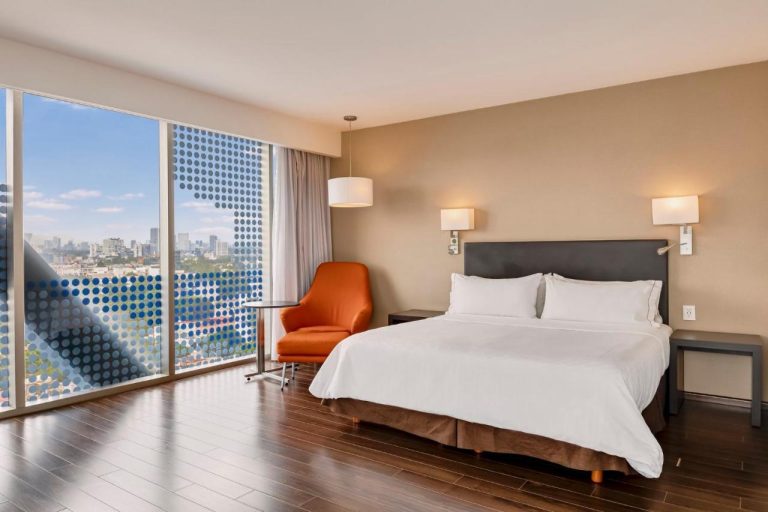 habitacion comoda en fiesta inn cdmx