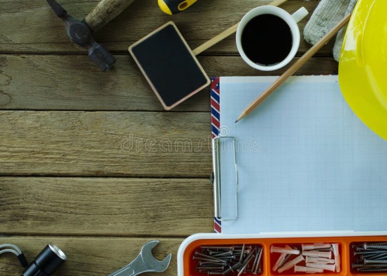 Qué Son los Conceptos Básicos del Mantenimiento y Su Importancia 52 herramientas de mantenimiento sobre fondo de trabajo