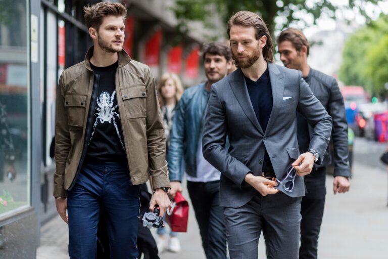 Qué ropa informal para fiesta puede usar un hombre 11 hombre con atuendo informal en fiesta