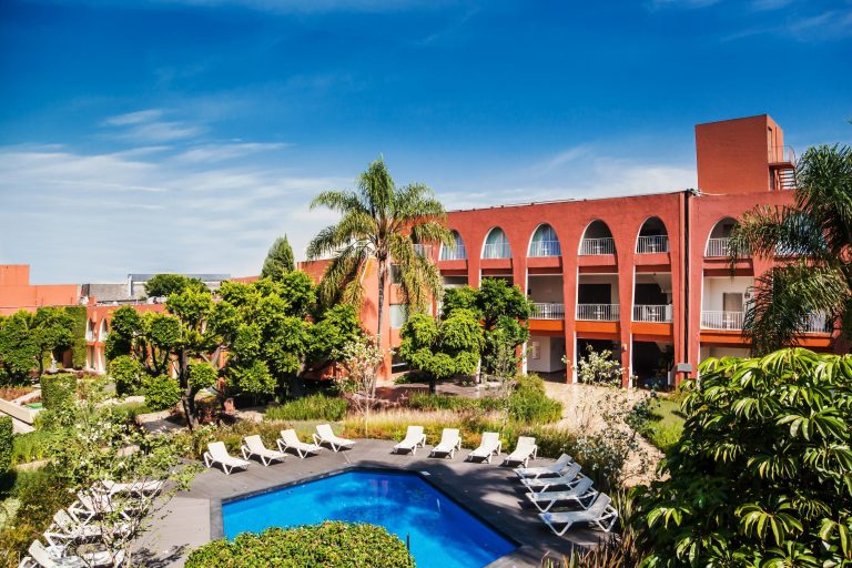 Dónde se encuentra Fiesta Inn Gran Patio y qué servicios ofrece 35 hotel fiesta inn con piscina y jardines