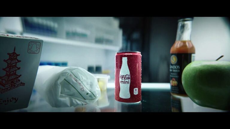 Hulk y Ant-Man protagonizan un comercial de Coca-Cola 17 hulk y ant man disfrutando de una bebida