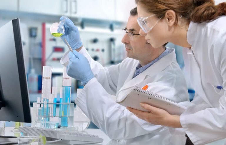 investigador analizando datos en laboratorio