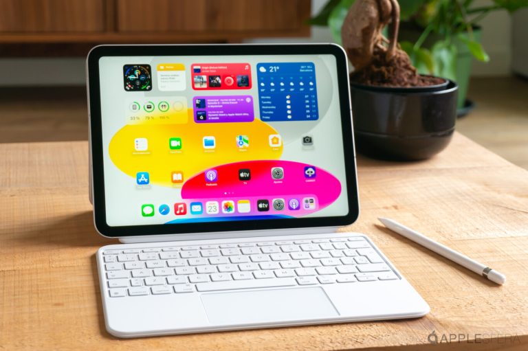 Cómo puedo consultar la portabilidad del iPad en Movistar MX 22 ipad sobre una mesa con un fondo tecnologico