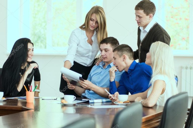Cómo registrar una empresa si soy parte de Jóvenes Construyendo el Futuro 24 jovenes emprendedores en una reunion