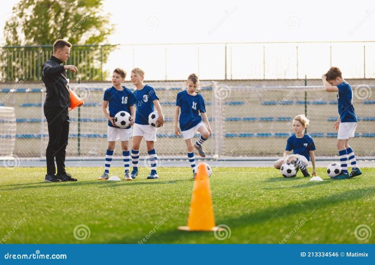 Cómo puedo empezar a jugar fútbol profesionalmente en México 38 jovenes entrenando en una cancha de futbol