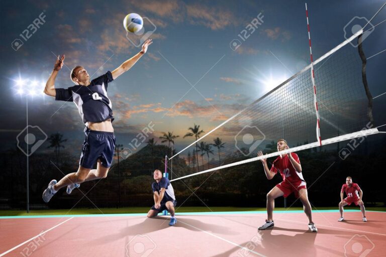 Cuántos puntos se necesitan para ganar un set en el voleibol 5 jugadores de voleibol en accion en cancha