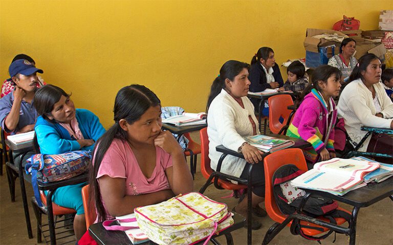 Qué es la Beca Madres Jefas de Familia y cómo puedo obtenerla 9 madres recibiendo apoyo educativo y familiar