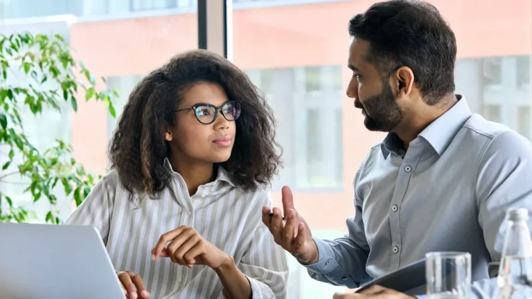 Cómo redactar palabras de bienvenida emotivas para compañeros maestros 31 maestros compartiendo un calido saludo