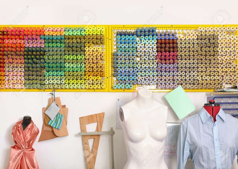 Qué Frases Inspiradoras Se Utilizan en el Diseño de Modas 21 maniqui con telas y cintas coloridas