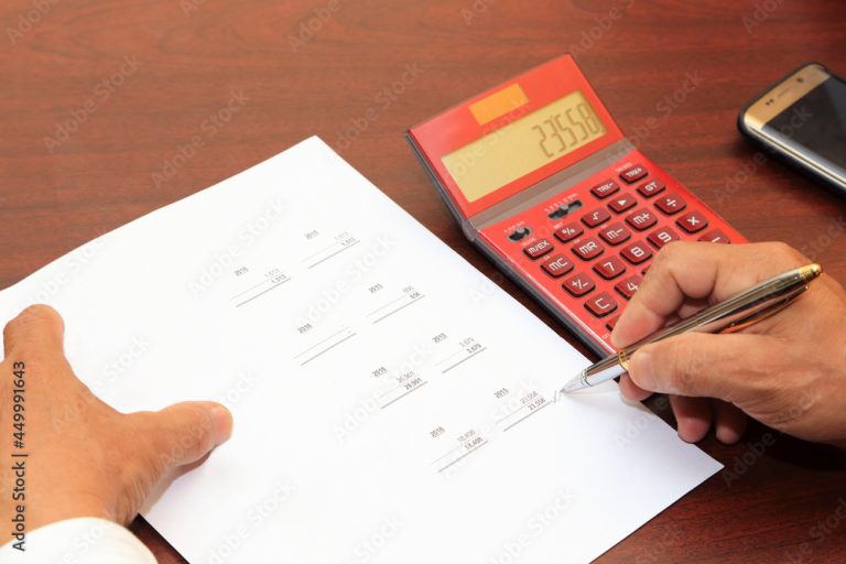 Cómo puedo verificar si una división se realizó correctamente 21 manos calculando en una hoja de papel