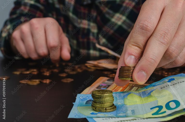 Por qué me descuentan el subsidio al empleo en mi nómina 26 manos contando monedas y billetes