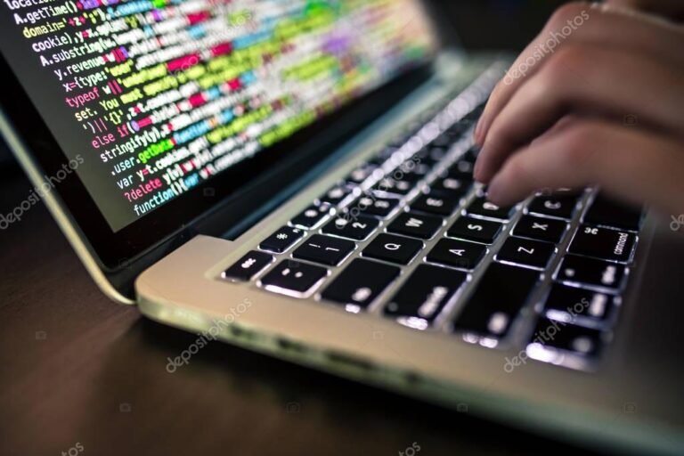 Cómo crear el código HTML básico de una página web desde cero 23 manos en teclado con pantalla de codigo
