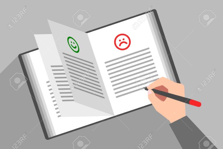 Cómo elaborar un formato efectivo para quejas, reclamos y sugerencias 28 manos escribiendo en un formulario de queja