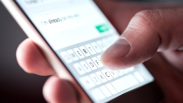 Cómo redactar un texto efectivo para enviar invitaciones por WhatsApp 32 manos escribiendo en un smartphone