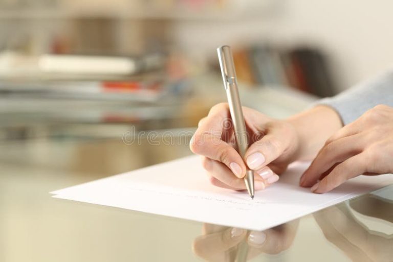 Cómo escribir una carta para dar de baja a mi concubina del IMSS 32 manos escribiendo una carta sobre mesa