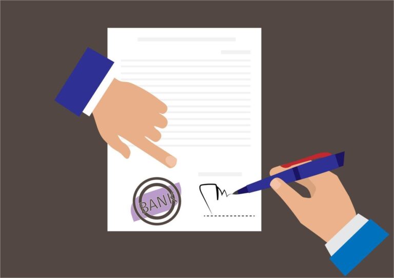 Qué significa firmar al margen y al calce en documentos legales 28 manos firmando documentos legales