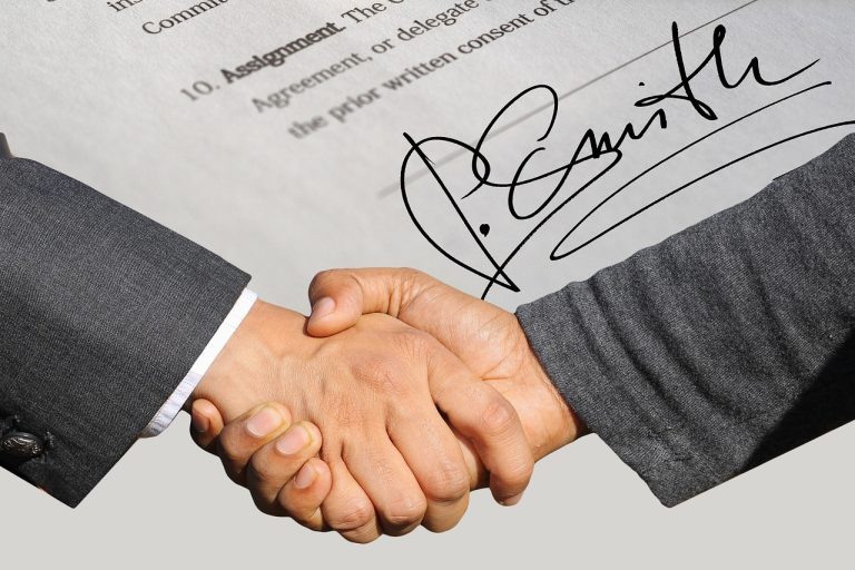 Qué condiciones se incluyen en un contrato o ley 25 manos firmando un contrato legal 1