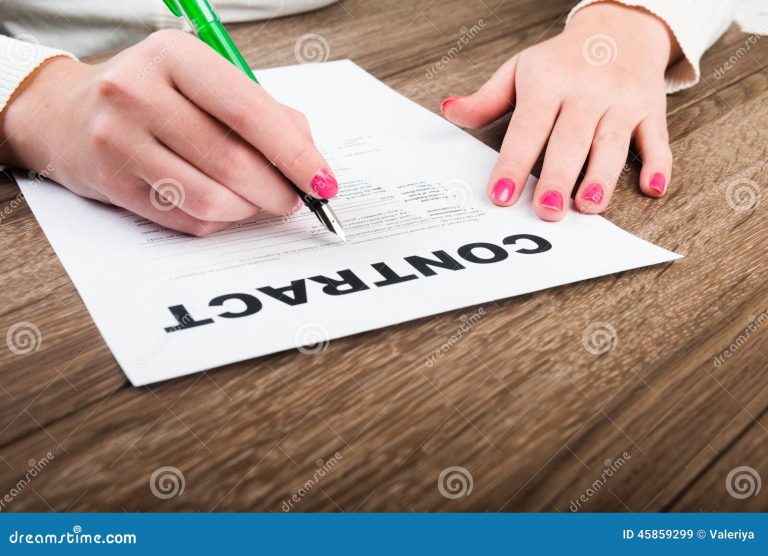 Es necesario firmar la renuncia antes de recibir el finiquito 38 manos firmando un documento importante