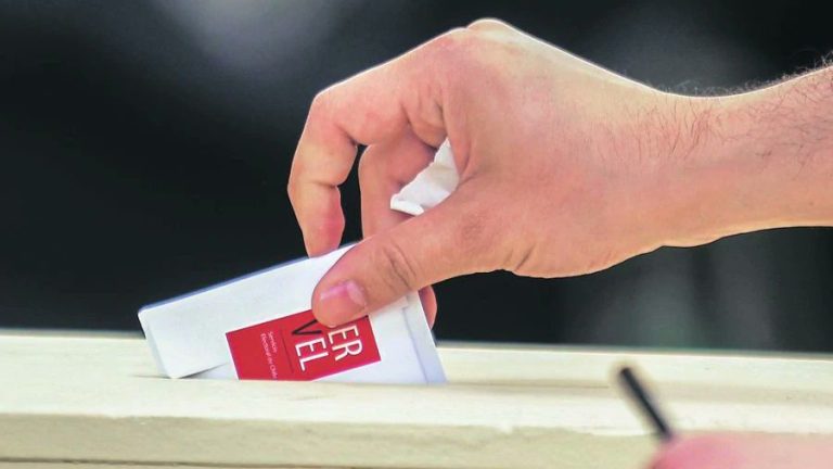 Cómo hacer aportaciones voluntarias al Infonavit de manera sencilla 53 manos haciendo aportaciones en un sobre