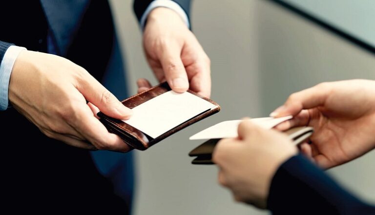 Qué Significa Notas de Contacto y Cómo se Utilizan 7 manos intercambiando tarjetas de presentacion