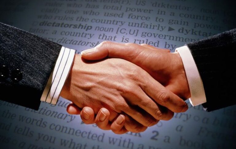 Qué significa tÃtulo oneroso o gratuito en derecho 47 manos intercambiando un contrato legal