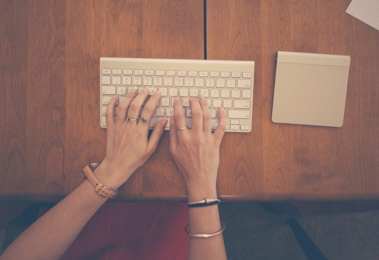 Cómo dar Enter en Excel sin cambiar de celda fácilmente 26 manos sobre teclado con excel abierto