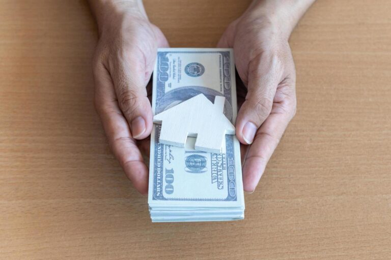 Cómo obtener apoyo económico del SAT para el servicio social 27 manos sosteniendo billetes sobre una mesa