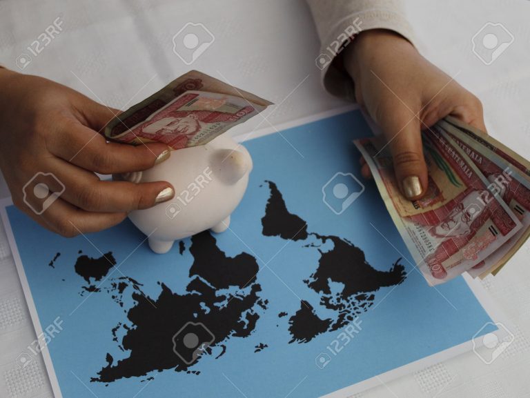 Por qué es importante pagar impuestos y cómo benefician a la sociedad 8 manos sosteniendo monedas sobre un mapa