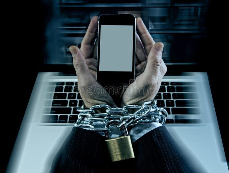 Qué hacer si olvidé la clave de mi celular en Estados Unidos 41 manos sosteniendo un telefono bloqueado