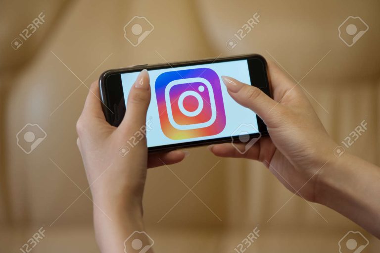 Es posible ganar dinero dando "like" en Instagram 25 manos sosteniendo un telefono con instagram 3