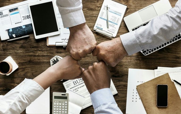 manos trabajando en un entorno colaborativo