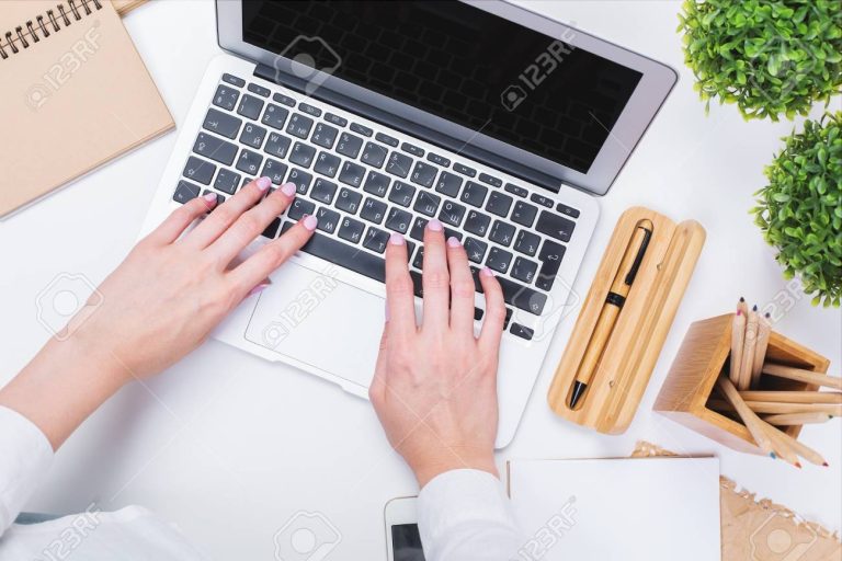 Puedo obtener la CURP usando mi RFC como referencia 34 manos usando una computadora en oficina