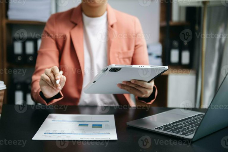 manos utilizando un smartphone y tablet