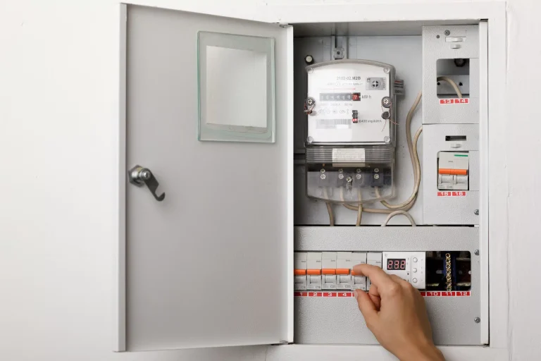 medidor de luz en una casa moderna