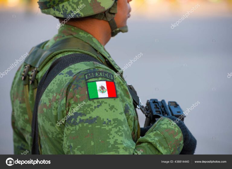 A los cuántos años se jubila un militar en México 44 militar mexicano en uniforme con paisaje