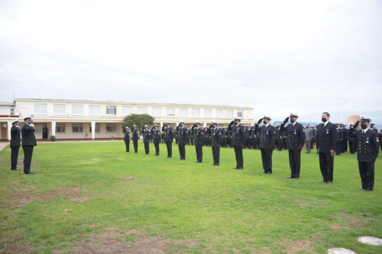 Un militar que causa baja tiene derecho a recibir compensación 46 militar recibiendo homenaje en ceremonia