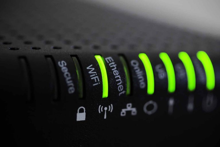 Cómo encontrar la contraseña por defecto del módem Arris 21 modem arris con luz verde encendida