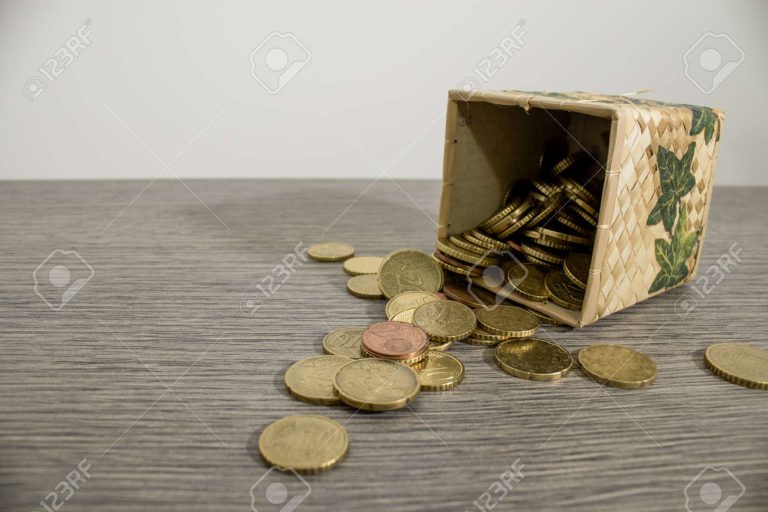 De qué trata la frase "Otro dÃa, otra moneda" y su significado 29 monedas brillantes sobre una mesa de madera