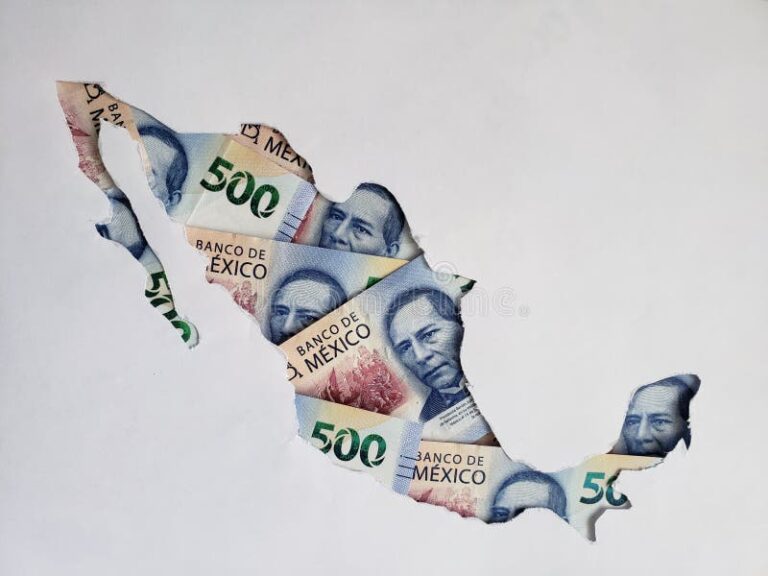 Existen descuentos disponibles para multas federales en México 2 montanas de monedas y billetes mexicanos