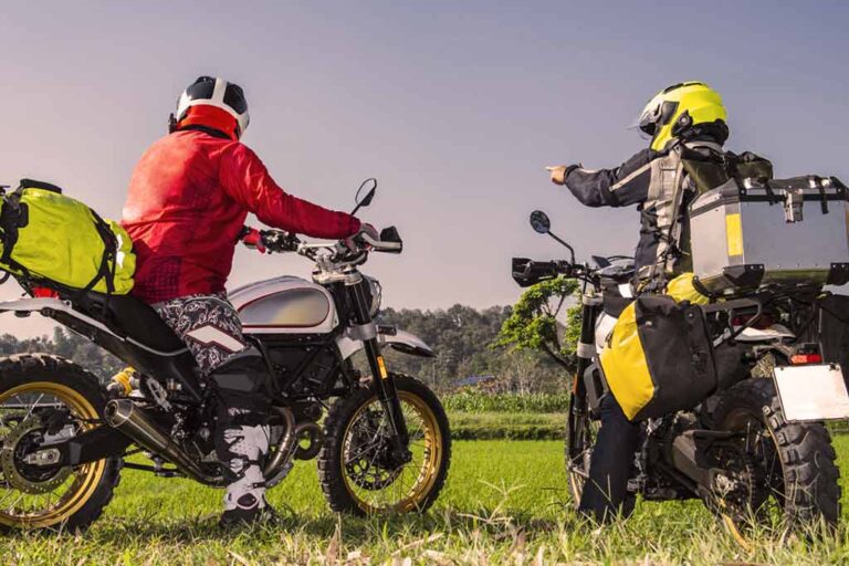 Cuánto cuesta obtener las placas para una moto en Michoacán 1 moto con placas en un paisaje de michoacan