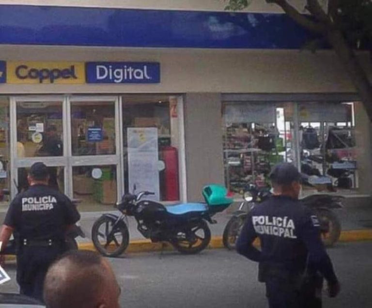 Cómo obtener crédito Coppel para comprar motos en México 25 motos estacionadas frente a tienda coppel