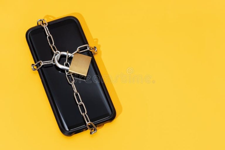 Me pueden rastrear por mi número de celular y cómo evitarlo 18 movil con candado y fondo de seguridad