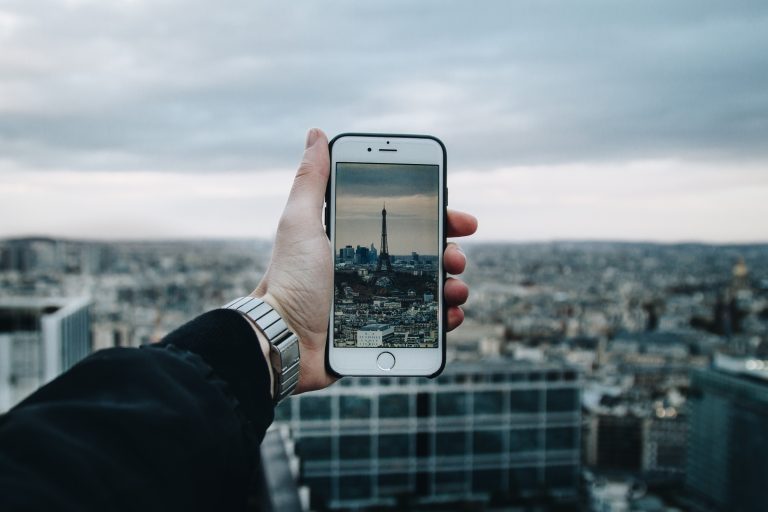 Cómo funciona el roaming nacional y qué debes saber al respecto 53 movil en un paisaje urbano